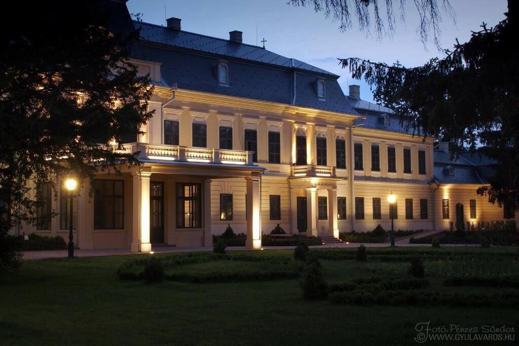 Corvin Apartman Gyula Esterno foto