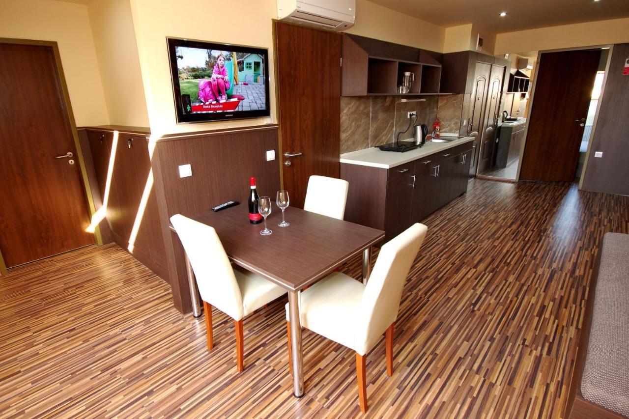 Corvin Apartman Gyula Esterno foto