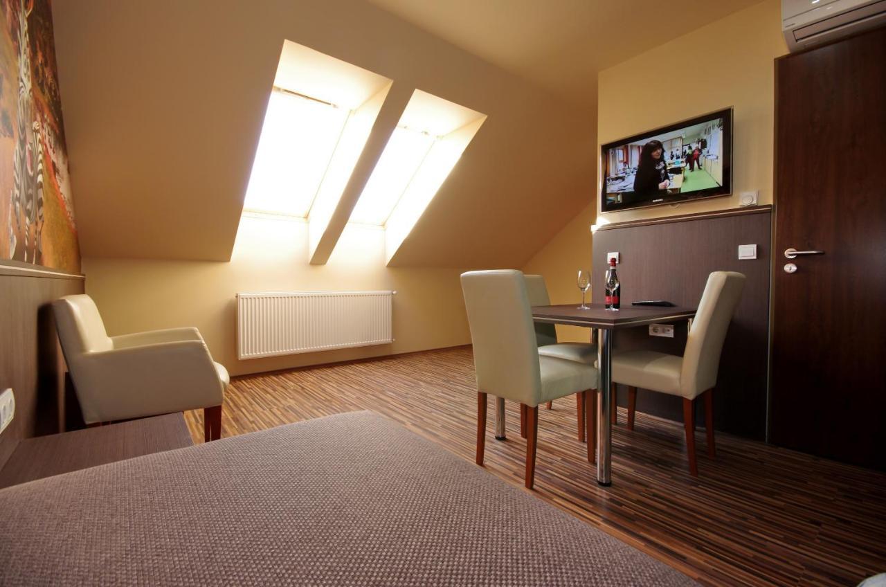 Corvin Apartman Gyula Esterno foto