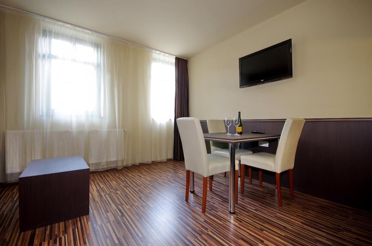 Corvin Apartman Gyula Esterno foto