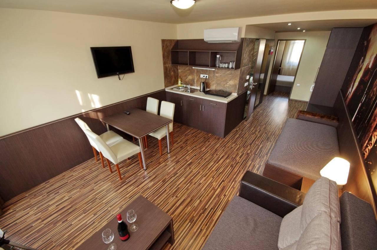 Corvin Apartman Gyula Esterno foto