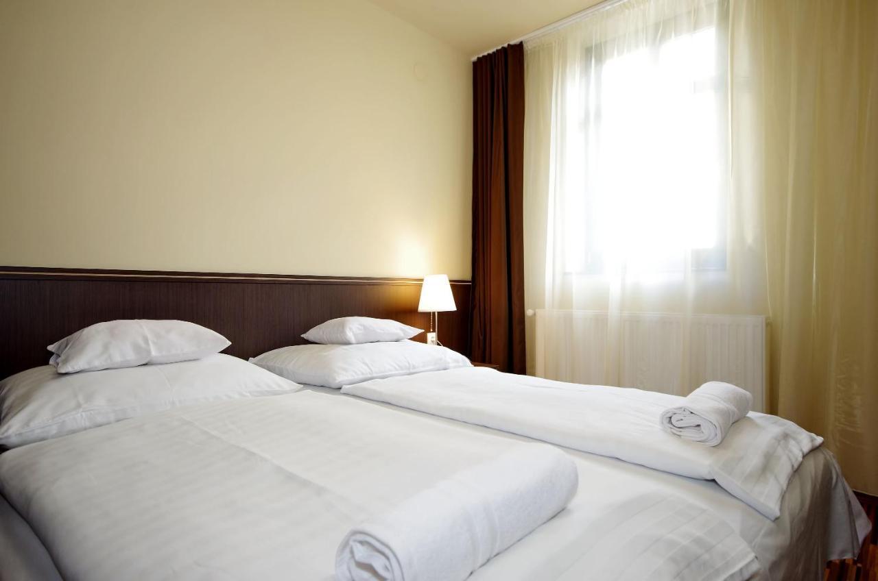Corvin Apartman Gyula Esterno foto