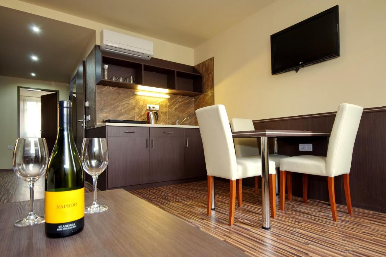 Corvin Apartman Gyula Esterno foto